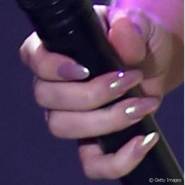 Para evento contra a AIDS, a cantora escolheu um esmalte furtacor para as unhas